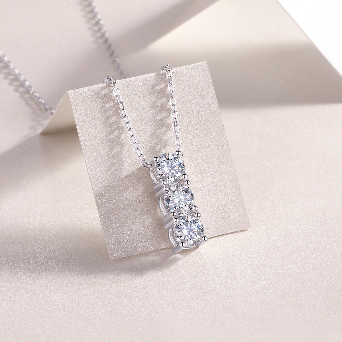 One-character Circle - A Fashionable And Light Luxury Jewelry Pendant Necklace Set With Top-quality Moissanite, S925 Silver Plated Platinum
